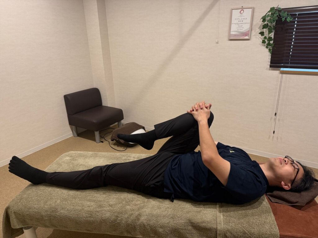ひざ抱えストレッチ