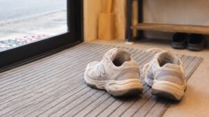 【靴の外側ばかり減っている気がする…】O脚や回外足？足元の歪みをチェック！
